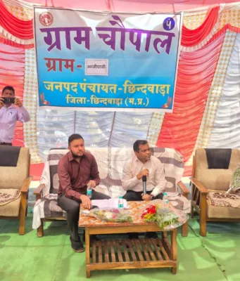 कलेक्टर ने ग्राम पंचायत भाजीपानी में चौपाल लगाकर किया ग्रामीणों से संवाद