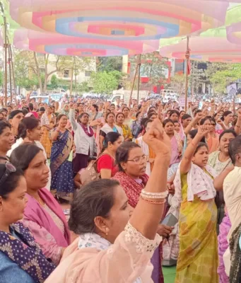 छिंदवाड़ा में अध्यापक-शिक्षकों का विशाल प्रदर्शन, वरिष्ठता और पात्रता परीक्षा को लेकर सौंपा ज्ञापन