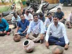 3 वार्डो में जलप्रदाय समस्या को लेकर पार्षद राहुल मालवीय ने क्षेत्रवासियों के साथ दिया धरना