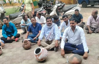 3 वार्डो में जलप्रदाय समस्या को लेकर पार्षद राहुल मालवीय ने क्षेत्रवासियों के साथ दिया धरना