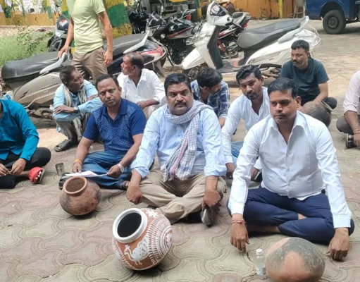 3 वार्डो में जलप्रदाय समस्या को लेकर पार्षद राहुल मालवीय ने क्षेत्रवासियों के साथ दिया धरना