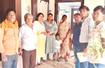 बस्तियों के बाहर की शराब दुकानें क्यों लाई जा रही हैं अंदर?