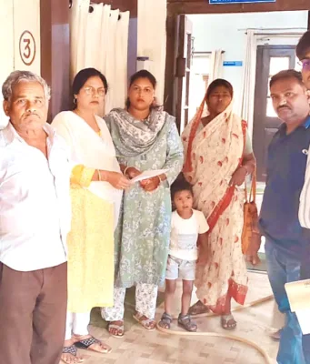 बस्तियों के बाहर की शराब दुकानें क्यों लाई जा रही हैं अंदर?