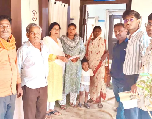 बस्तियों के बाहर की शराब दुकानें क्यों लाई जा रही हैं अंदर?