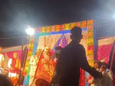 अजब प्रेम की गजब कहानी: स्टेज से कूदकर प्रेमी को पहनाई वरमाला