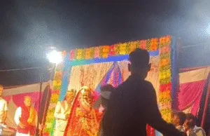 अजब प्रेम की गजब कहानी: स्टेज से कूदकर प्रेमी को पहनाई वरमाला