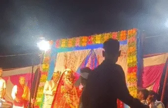 अजब प्रेम की गजब कहानी: स्टेज से कूदकर प्रेमी को पहनाई वरमाला