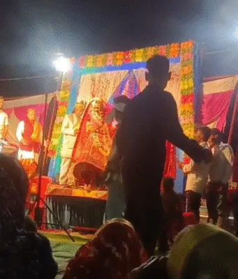अजब प्रेम की गजब कहानी: स्टेज से कूदकर प्रेमी को पहनाई वरमाला