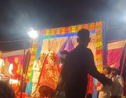 अजब प्रेम की गजब कहानी: स्टेज से कूदकर प्रेमी को पहनाई वरमाला