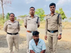 शराब तस्कर दुपहिया सहित धराया 53 लीटर विदेशी शराब बरामद