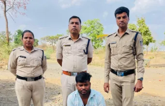 शराब तस्कर दुपहिया सहित धराया 53 लीटर विदेशी शराब बरामद