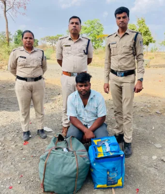 शराब तस्कर दुपहिया सहित धराया 53 लीटर विदेशी शराब बरामद