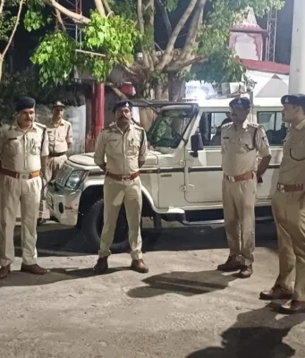 कॉम्बिंग गश्त एक ही रात्रि में 122 वारंटियो को किया गिरफ्तार