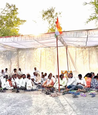पीपला शराब दुकान हटाने के लिए सौसर विधायक विजय चौरे के नेतृत्व में अनिश्चितकालीन धरना आंदोलन शुरू