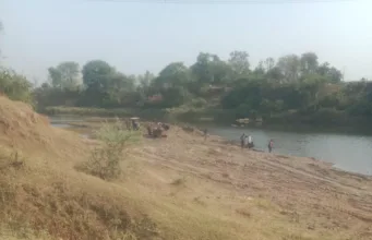 छिंदवाड़ा में अवैध रेत उत्खनन पर फिर उठे सवाल, चौरई के रानीखेरी क्षेत्र में जेसीबी से हो रहा खनन ?