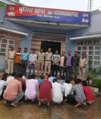 जुआ फड़ में पुलिस की दबिश 18 आरोपी धराए