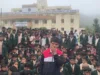 तामिया एकलव्य आवासीय विद्यालय में बारिश के बीच छात्रों का धरना