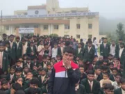 तामिया एकलव्य आवासीय विद्यालय में बारिश के बीच छात्रों का धरना