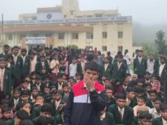 तामिया एकलव्य आवासीय विद्यालय में बारिश के बीच छात्रों का धरना
