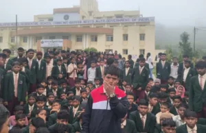 तामिया एकलव्य आवासीय विद्यालय में बारिश के बीच छात्रों का धरना