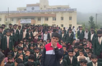 तामिया एकलव्य आवासीय विद्यालय में बारिश के बीच छात्रों का धरना