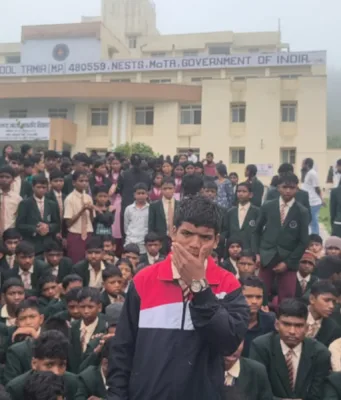 तामिया एकलव्य आवासीय विद्यालय में बारिश के बीच छात्रों का धरना