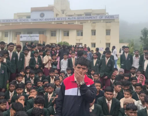 तामिया एकलव्य आवासीय विद्यालय में बारिश के बीच छात्रों का धरना