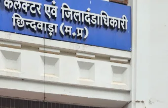 छिंदवाड़ा: रघुवर श्रीपुरम कॉलोनी की स्ट्रीट लाइटें बंद, अंधेरे से परेशान रहवासी; कलेक्टर से लगाई गुहार