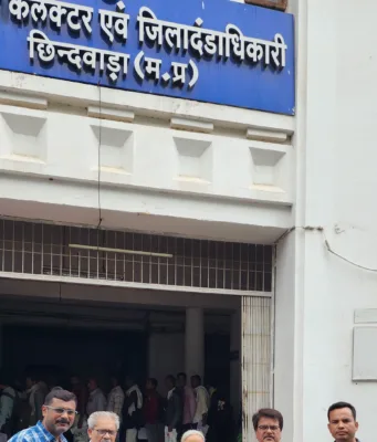 छिंदवाड़ा: रघुवर श्रीपुरम कॉलोनी की स्ट्रीट लाइटें बंद, अंधेरे से परेशान रहवासी; कलेक्टर से लगाई गुहार
