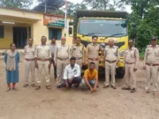 अवैध रेत परिवहन करते आयशर टिप्पर को वन विभाग की टीम ने पकड़ा