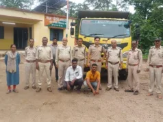 अवैध रेत परिवहन करते आयशर टिप्पर को वन विभाग की टीम ने पकड़ा