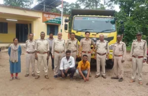 अवैध रेत परिवहन करते आयशर टिप्पर को वन विभाग की टीम ने पकड़ा