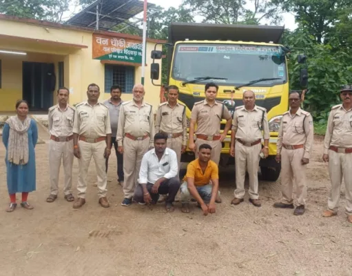 अवैध रेत परिवहन करते आयशर टिप्पर को वन विभाग की टीम ने पकड़ा