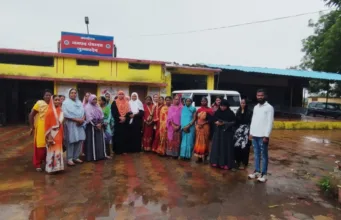 महिलाओं ने पेयजल समस्या को लेकर सौंपा ज्ञापन