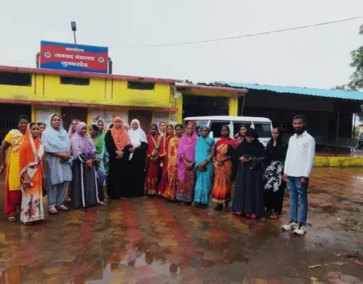 महिलाओं ने पेयजल समस्या को लेकर सौंपा ज्ञापन