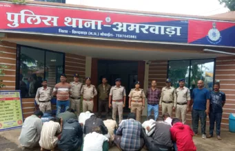 जंगल में बैटरी की रोशनी में जुआ खेलते 15 आरोपी रंगे हाथ गिरफ्तार, 1 फरार