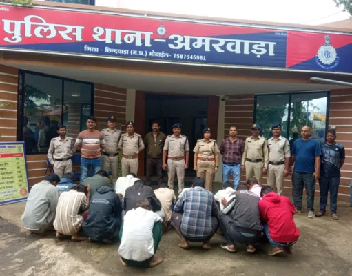 जंगल में बैटरी की रोशनी में जुआ खेलते 15 आरोपी रंगे हाथ गिरफ्तार, 1 फरार
