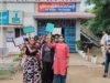छात्रावास अधीक्षिका के खिलाफ छात्राओं का विरोध, परिजनों के साथ धरम टेकड़ी चौकी पहुंचीं