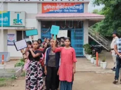 छात्रावास अधीक्षिका के खिलाफ छात्राओं का विरोध, परिजनों के साथ धरम टेकड़ी चौकी पहुंचीं