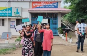 छात्रावास अधीक्षिका के खिलाफ छात्राओं का विरोध, परिजनों के साथ धरम टेकड़ी चौकी पहुंचीं