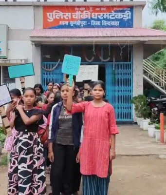 छात्रावास अधीक्षिका के खिलाफ छात्राओं का विरोध, परिजनों के साथ धरम टेकड़ी चौकी पहुंचीं
