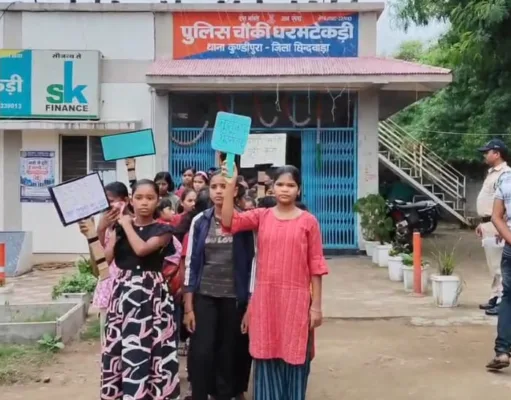 छात्रावास अधीक्षिका के खिलाफ छात्राओं का विरोध, परिजनों के साथ धरम टेकड़ी चौकी पहुंचीं