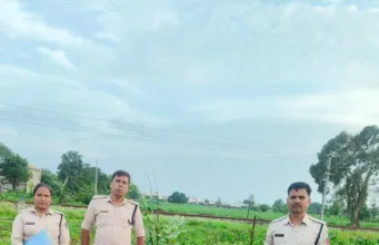 एक्टीवा स्कूटी से शराब ढो रहे दो तस्कर गिरफ्तार