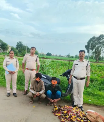 एक्टीवा स्कूटी से शराब ढो रहे दो तस्कर गिरफ्तार