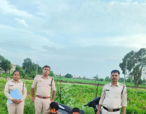 एक्टीवा स्कूटी से शराब ढो रहे दो तस्कर गिरफ्तार
