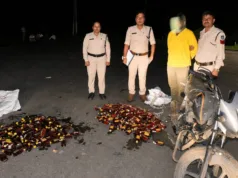 सिवनी के शराब तस्कर चौरई में धराये दुपहिया सहित बासठ लीटर शराब जप्त
