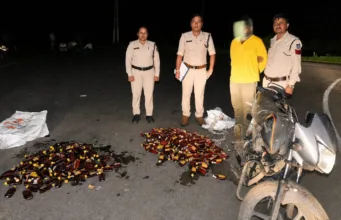 सिवनी के शराब तस्कर चौरई में धराये दुपहिया सहित बासठ लीटर शराब जप्त