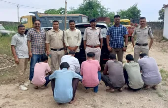 स्ट्रीट लाइट के नीचे चल रहा था जुआ, बिछुआ पुलिस ने 7 जुआरियों को दबोचा