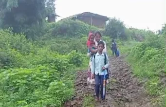 छिंदवाड़ा: डोलाढाना गांव में जर्जर सड़क के साथ पेयजल संकट, ग्रामीणों ने कलेक्टर से लगाई गुहार