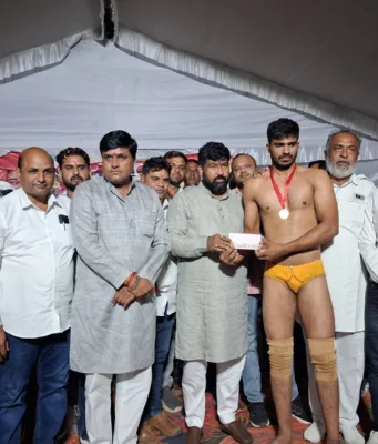 तिघरा उमरेठ में प्रदेश स्तरीय दंगल, राहुल चंद्रवंशी ने जीती फाइनल कुश्ती